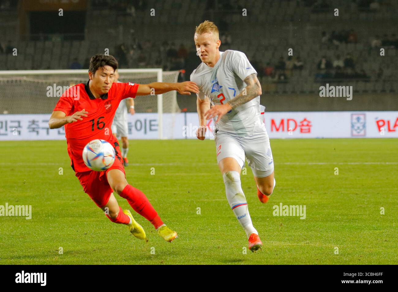 11 novembre 2022, HWASUNG, GYEONGGI, CORÉE DU SUD : 11 novembre 2022-Hwaseong, Corée du Sud-Horour Ingl Gunnarsson d'Islande et Yoon Jonggyu de Corée du Sud lors du match amical international présenté par Hana Bank Corée du Sud V islande au complexe sportif de Hwaseong à Hwaseong, Corée du Sud. (Crédit image : © Ryu Seung-il/ZUMA Press Wire) Banque D'Images