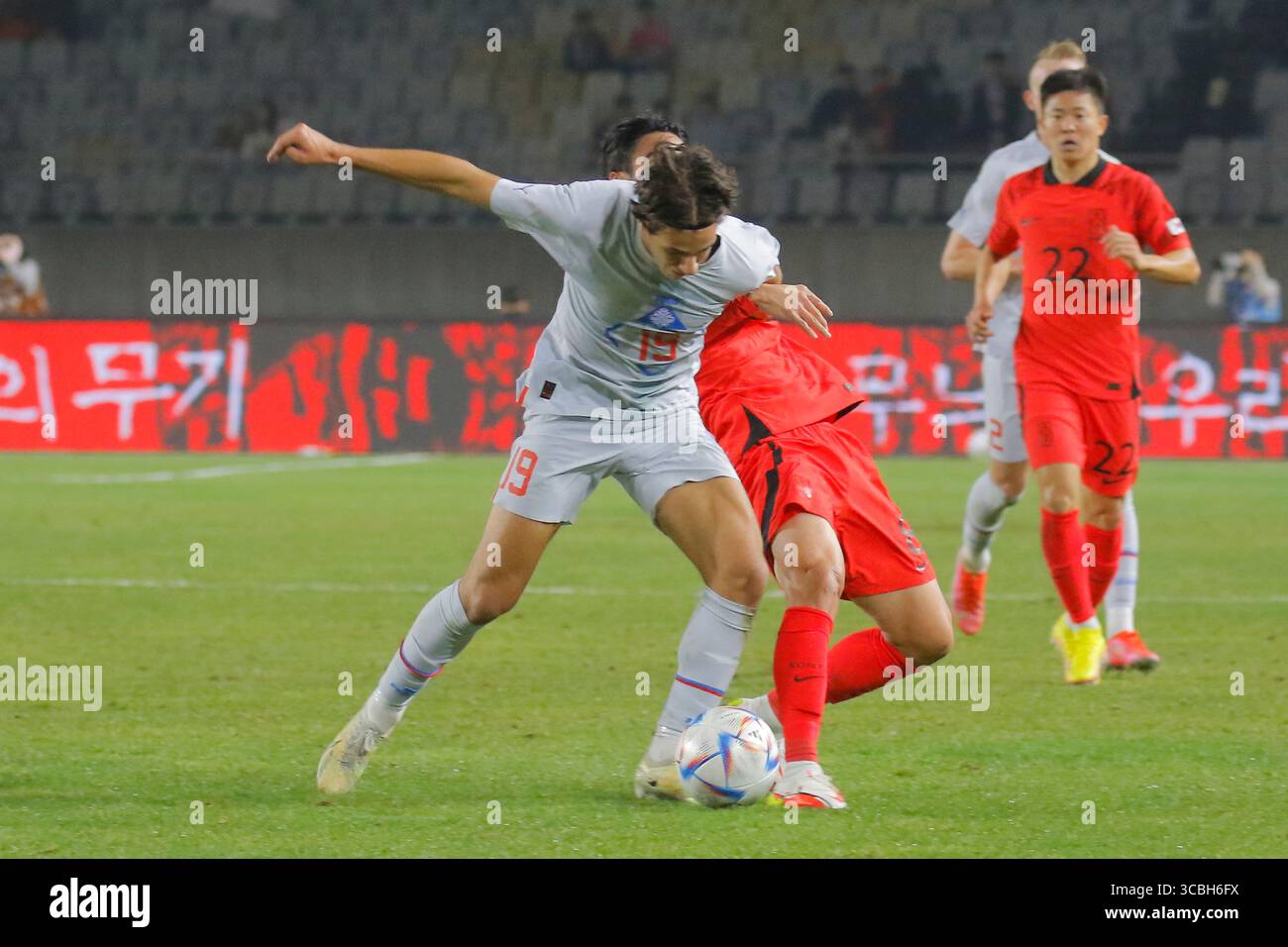 11 novembre 2022, HWASUNG, GYEONGGI, CORÉE DU SUD : 11 novembre 2022-Hwaseong, Corée du Sud-Danijel Dejan Djuric d'Islande et Paik Seungho de Corée du Sud lors du match amical international présenté par Hana Bank Corée du Sud V islande au complexe sportif de Hwaseong à Hwaseong, Corée du Sud. (Crédit image : © Ryu Seung-il/ZUMA Press Wire) Banque D'Images
