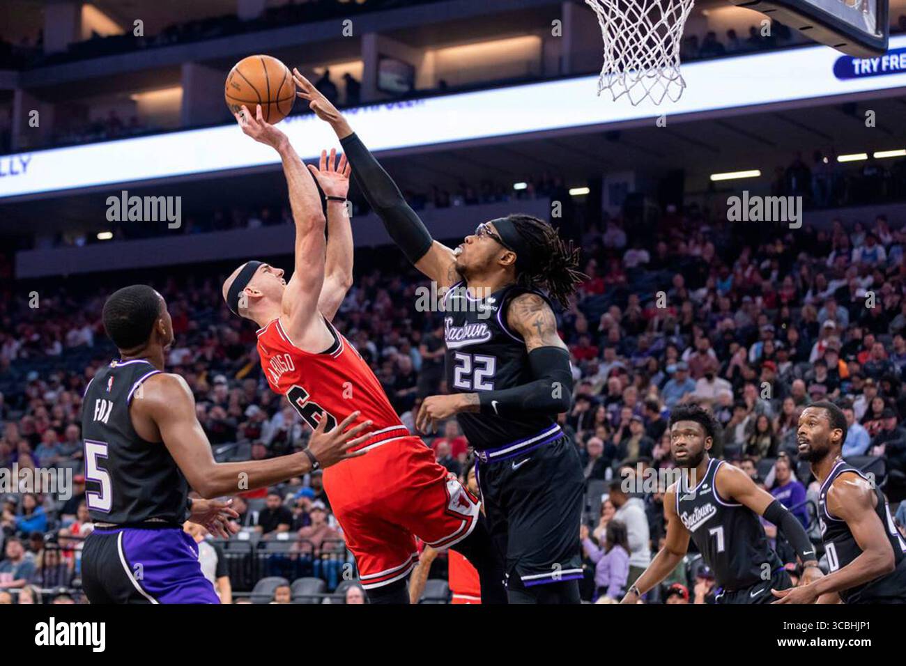 26 décembre 2022 : le centre des Kings de Sacramento Richaun Holmes (22 ans) bloque le tir du garde des Bulls de Chicago Alex Caruso (6 ans) lors du deuxième quart-temps le lundi 14 mars 2022 au Golden 1 Center de Sacramento, Californie. (Crédit image : © Sara Nevis/The Sacramento Bee via ZUMA Press Wire) Banque D'Images