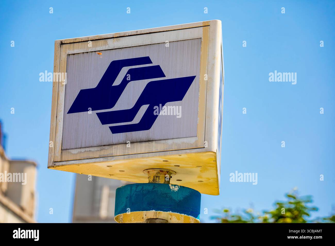 Taipei Taiwan 31 mai 2025 : L'ancien logo du métro de Taipei, également connu sous le nom de Taipei Mass Rapid transit (MRT) en face de la station Longshan Temple. Banque D'Images