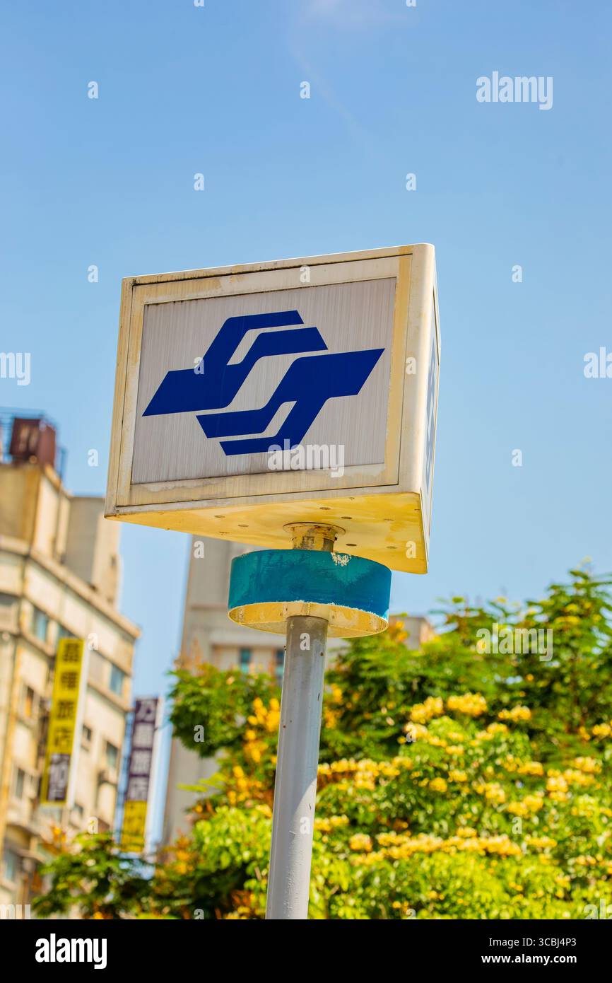 Taipei Taiwan 31 mai 2025 : L'ancien logo du métro de Taipei, également connu sous le nom de Taipei Mass Rapid transit (MRT) en face de la station Longshan Temple. Banque D'Images