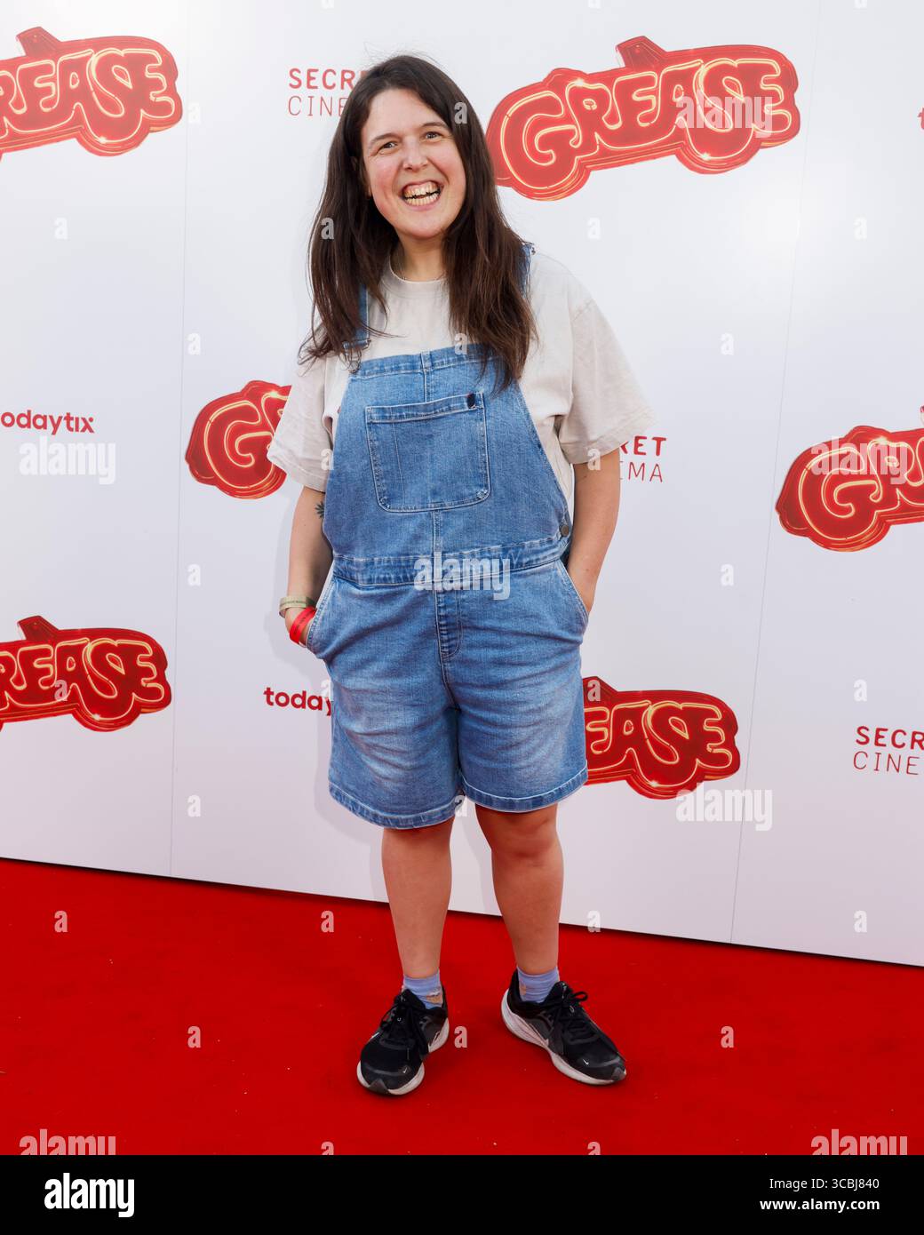 Rosie Jones assiste à la soirée secret Cinema Grease the immersive Movie musical Press Night à l'Evolution London à Battersea Park. Banque D'Images