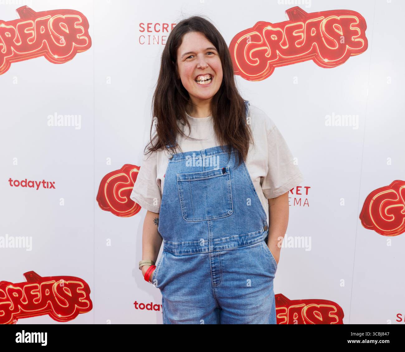 Rosie Jones assiste à la soirée secret Cinema Grease the immersive Movie musical Press Night à l'Evolution London à Battersea Park. Banque D'Images