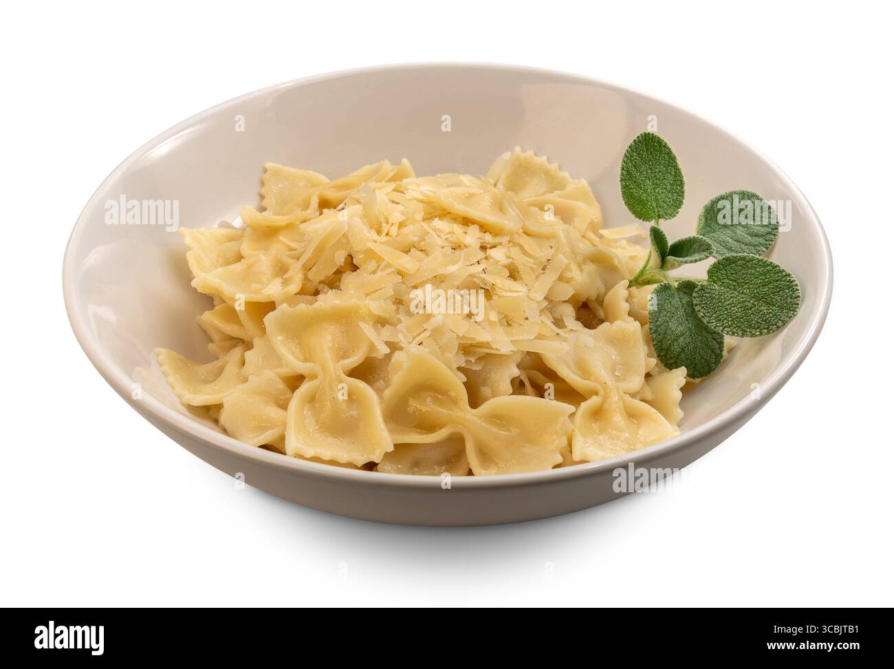 Pâtes macaroni noeud papillon au beurre et à la sauge, garnies de copeaux de parmesan et de feuilles de sauge fraîches, sur une assiette blanche isolée sur un blanc avec cl Banque D'Images
