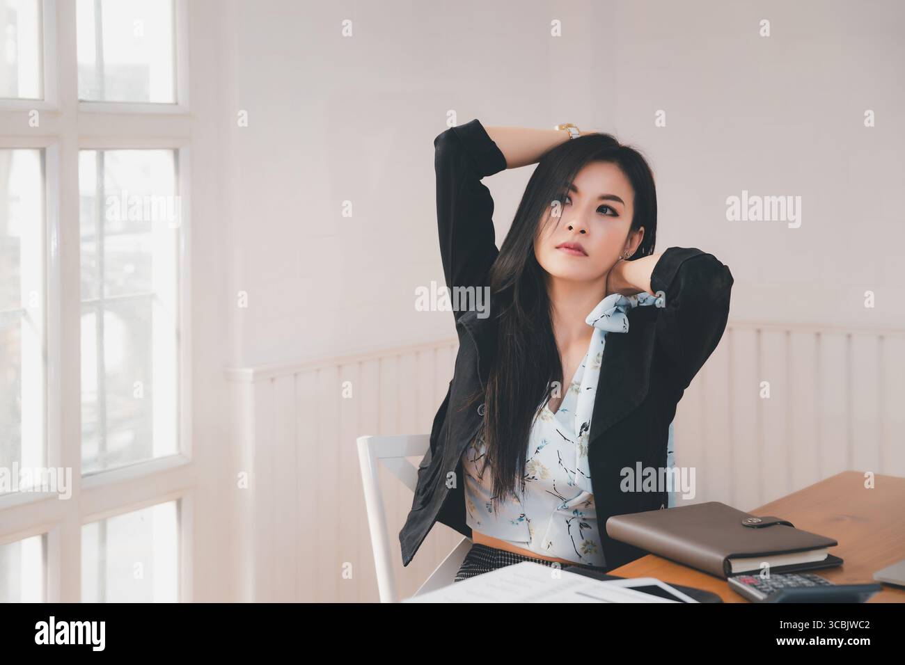 Concept de syndrome de bureau. Femme d'affaires tordant le corps pour soulager la fatigue, souffrant de douleur après le travail sédentaire dans une posture incorrecte pour un Banque D'Images