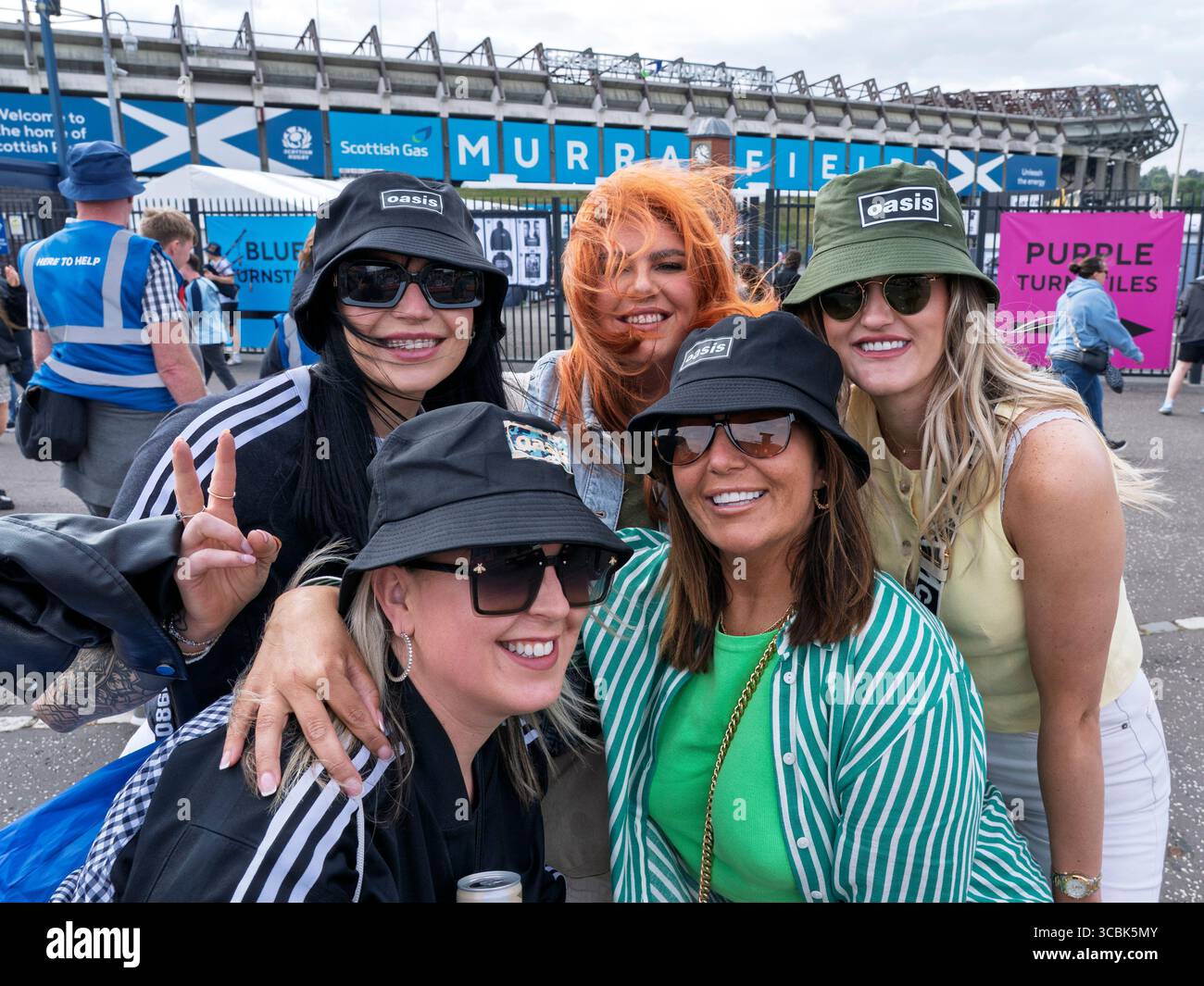 Édimbourg, Écosse, Royaume-Uni. 8 août 2025. Oasis joue le premier de 3 concerts au stade Scottish Gas Murrayfield à Édimbourg. Pic ; Groupe de fans féminins d'Oasis excités par le concert. Crédit ; Iain Masterton/Alamy Live News Banque D'Images