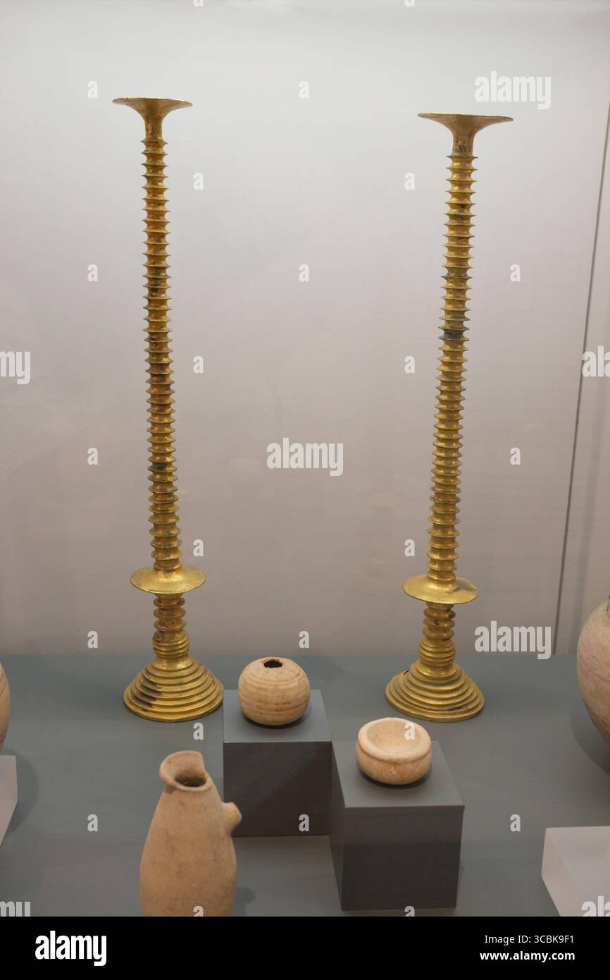 Séville, Espagne - Mai 31th, 2019 : des chandeliers de Lebrija, fin du viiie siècle avant J.-C.. Musée archéologique de Séville, Espagne Banque D'Images