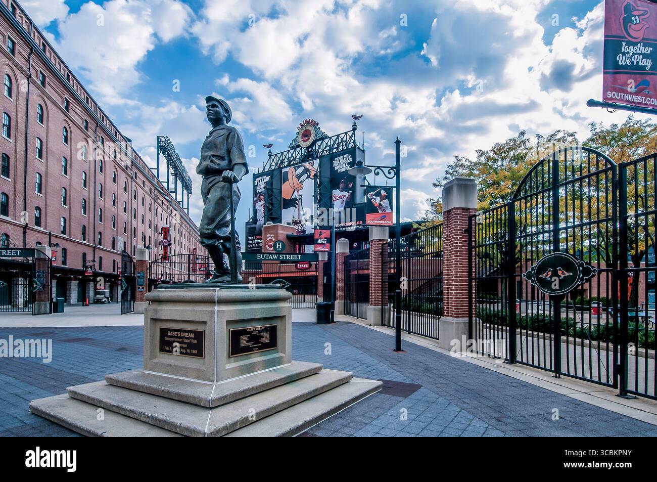 Statue de Babe Ruth devant Orioles Park à Camden Yards, Baltimore, MD. Ruth n'a jamais joué pour les Orioles mais était originaire de Baltimore. Banque D'Images