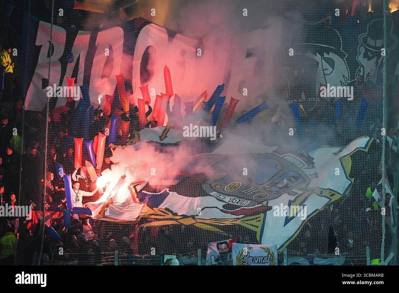2 octobre 2022, Lens, France : supporters de Lyon (Bad Gones) utilisant des bombes fumigènes lors du match de Ligue 1 entre le RC Lens et l'Olympique Lyonnais (OL) au stade Bollaert-Delelis le 02 octobre 2022 à Lens, France. (Crédit image : © Matthieu Mirville/ZUMA Press Wire) Banque D'Images