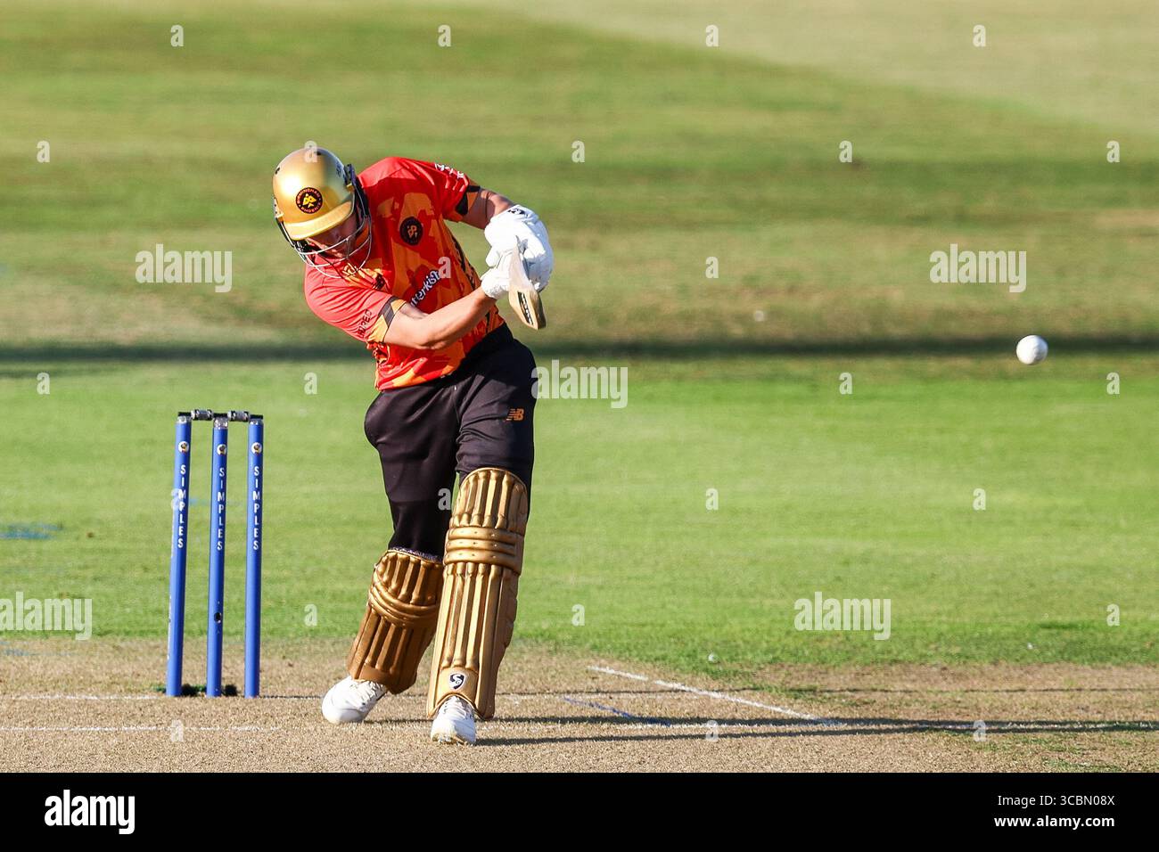 Joe Clarke de Birmingham Phoenix en action avec la batte lors du Hundred match entre Birmingham Phoenix et Trent Rockets à Edgbaston Cricket Ground, Birmingham le vendredi 8 août 2025. (Photo : Stuart Leggett | mi News) crédit : MI News & Sport /Alamy Live News Banque D'Images