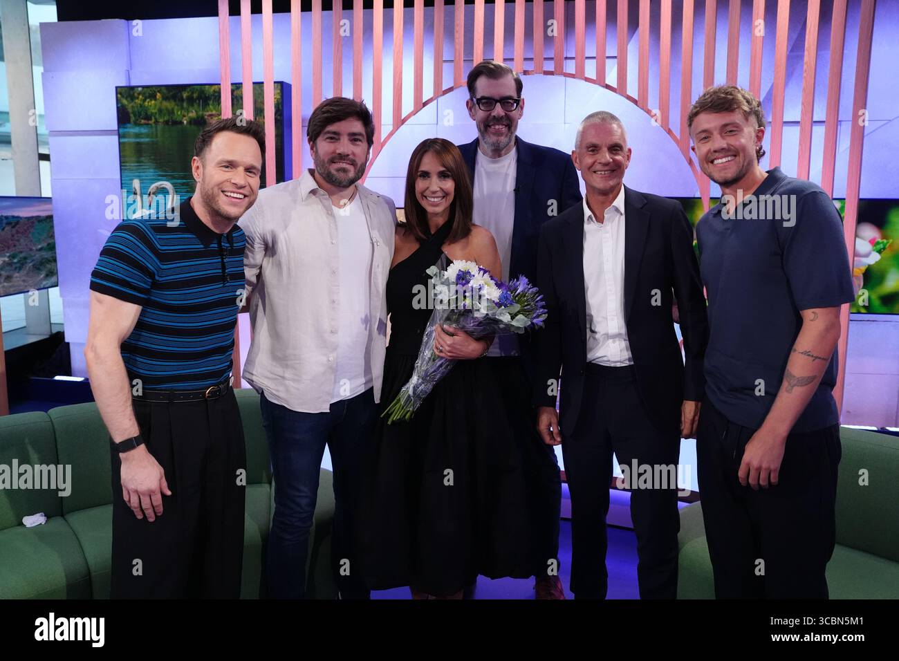 (De gauche à droite) Olly Murrs, Charlie Thomson, Alex Jones, Richard Osman, Tim Davie, le directeur général de la BBC et Roman Kemp, alors qu'Alex célèbre son 15e anniversaire en présentant The One Show, dans le studio de BBC Broadcasting House au centre de Londres. Jones, âgé de 48 ans, qui a débuté dans la télévision pour enfants, a rejoint le chat show de la BBC en août 2010 et a accueilli des événements majeurs tels que les mariages royaux, Sport relief et Eurovision. Date de la photo : vendredi 8 août 2025. Banque D'Images