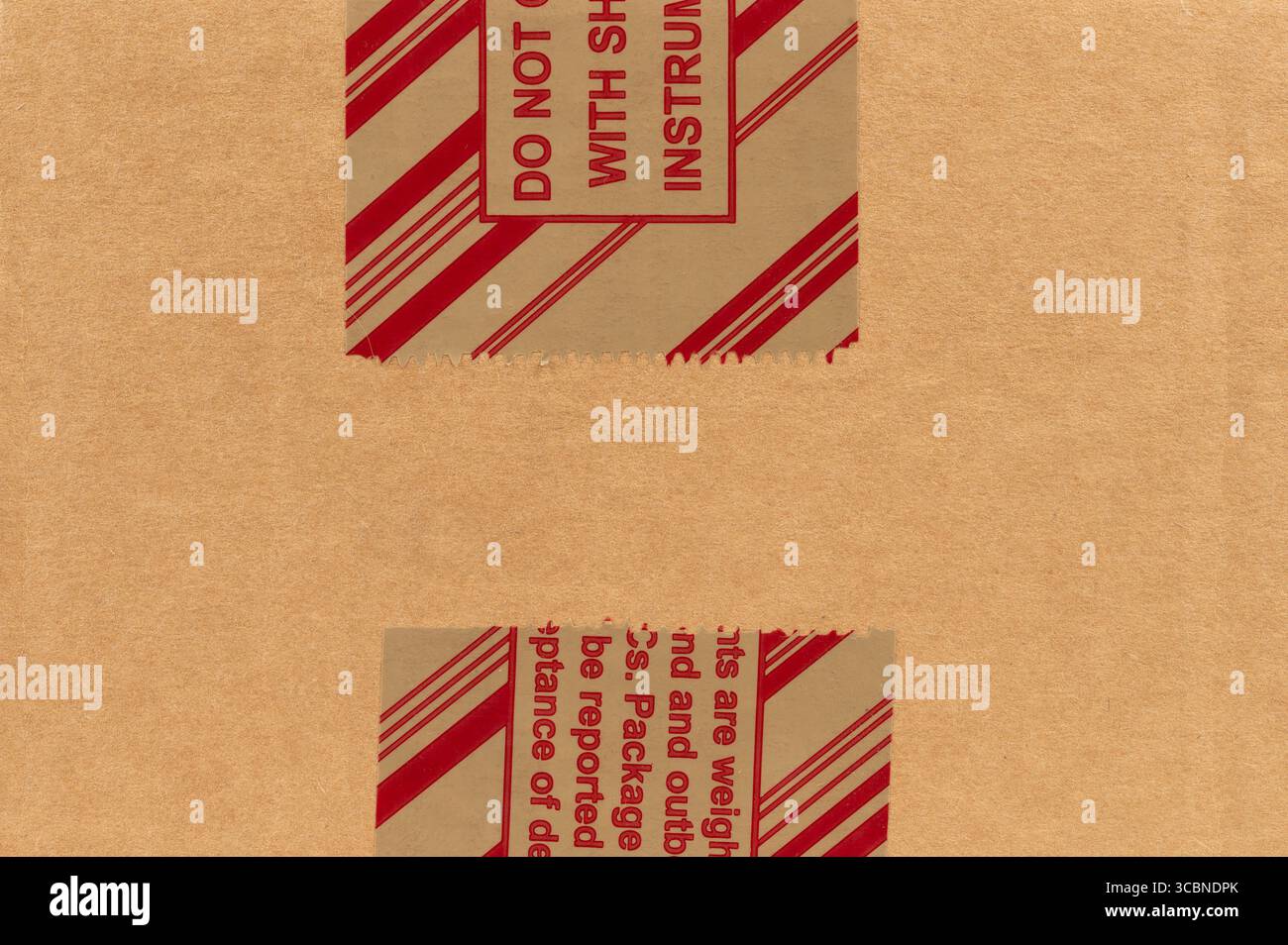 L'étiquette de mise en garde affiche les instructions de manipulation et les avertissements pour le paquet, mettant l'accent sur le soin dans son transport et sa livraison. Banque D'Images