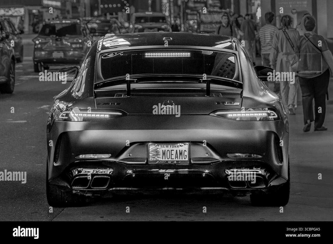 Photo monochrome de l'arrière d'Une Mercedes AMG GT63 S E voiture de sport sur la 7ème Avenue, New York, États-Unis d'Amérique, États-Unis. Banque D'Images