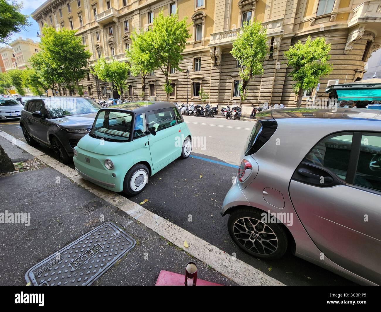 Voitures minuscules parking perpendiculaire entre 2 voitures stationnées horizontalement à rome Banque D'Images