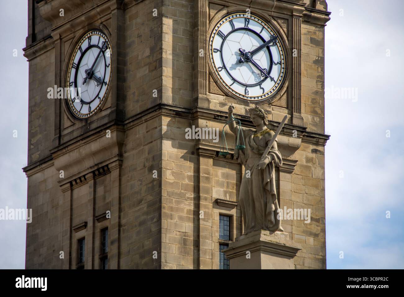 Statue de Dame de Justice et tour de l'horloge dans le conseil du district métropolitain de Wakefield Banque D'Images