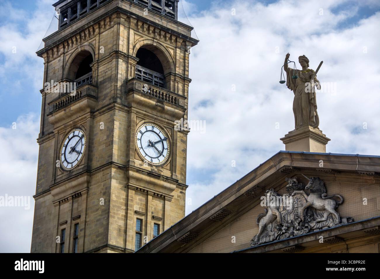 Statue de Dame de Justice et tour de l'horloge dans le conseil du district métropolitain de Wakefield Banque D'Images