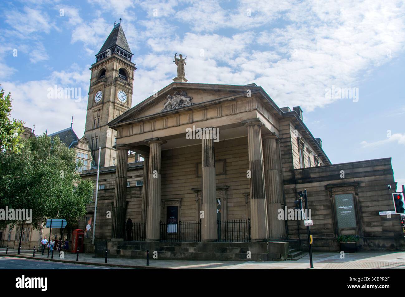 Wakefield Metropolitan District Council , avec statue de Lady Justice et remorquage d'horloge Banque D'Images