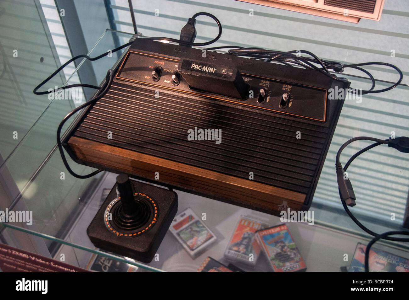 Gros plan sur le système informatique vidéo Atari 2600, 1978-1983, modèle VCS à quatre commutateurs Banque D'Images