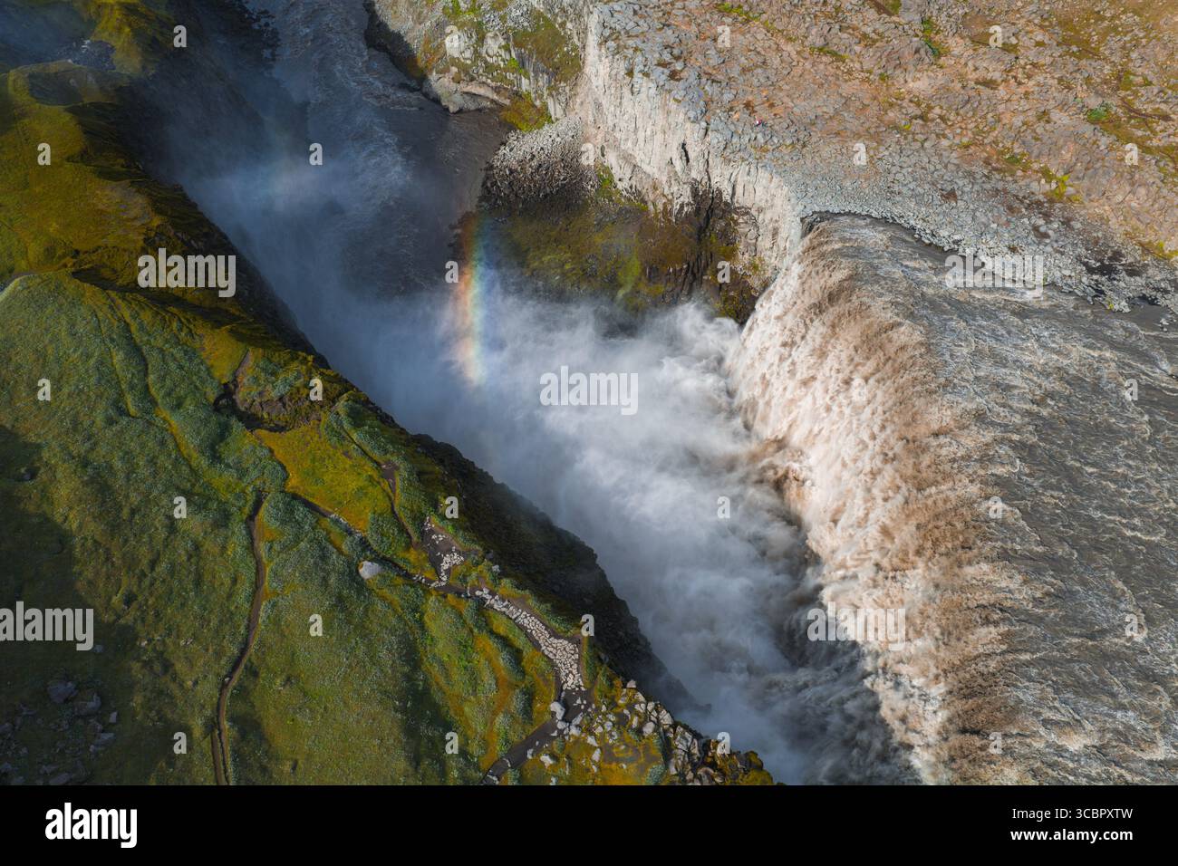 Vue aérienne de Dettifoss Waterfall avec Rainbow en Islande Banque D'Images