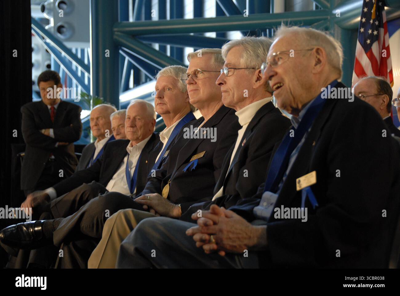 À l'United States Astronaut Hall of Fame de la cérémonie, les nouveaux et anciens membres sont assis sur l'estrade. Dans la première rangée, de gauche, sont John Glenn, Scott Carpenter, Al Worden, Steven Hawley, Bruce, John Young, Jim Lovell et Ed Mitchell. À l'extrême gauche est John Zarrella, chef du bureau de Miami de CNN, qui a modéré. Le 5 mai de l'espace ajouté induction commandants navette Michael L. Manteaux, Steven A. Hawley et Jeffrey A. Hoffman au Temple de la renommée. Ils croître le nombre d'explorateurs de l'espace consacré dans le temple de la renommée à 66. La cérémonie a eu lieu au Centre spatial Kennedy's Apollo/Saturn Banque D'Images