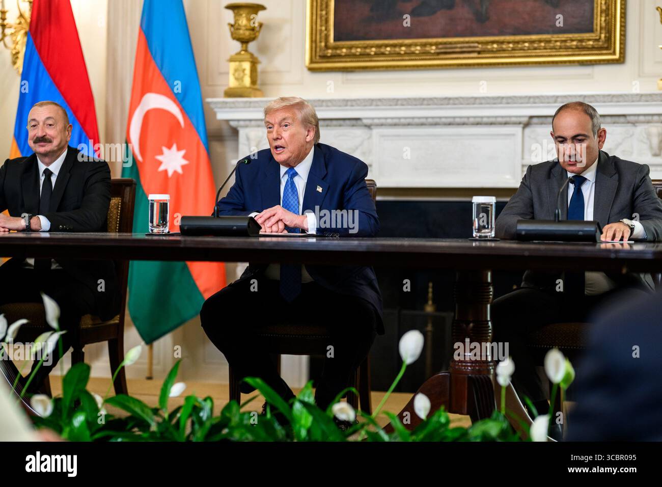 Le président Donald Trump signe une déclaration conjointe trilatérale avec le président Ilham Aliyev de l'Azerbaïdjan et le premier ministre Nikol Pashinyan de l'Arménie, vendredi 8 août 2025, dans la salle à manger de l'État. (Photo officielle de la Maison Blanche par Daniel Torok) Banque D'Images