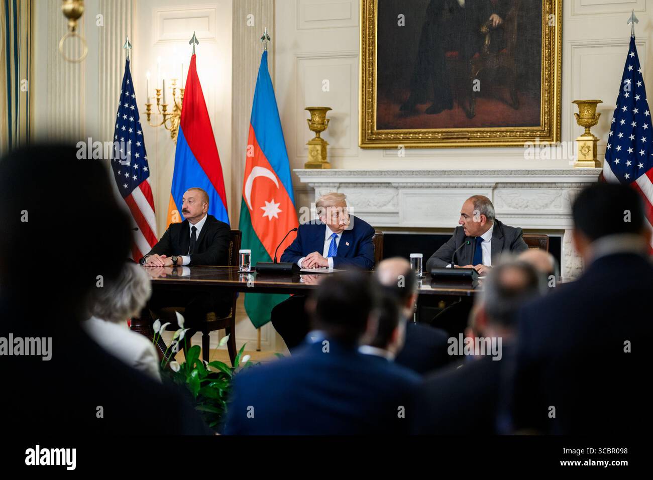 Le président Donald Trump signe une déclaration conjointe trilatérale avec le président Ilham Aliyev de l'Azerbaïdjan et le premier ministre Nikol Pashinyan de l'Arménie, vendredi 8 août 2025, dans la salle à manger de l'État. (Photo officielle de la Maison Blanche par Daniel Torok) Banque D'Images