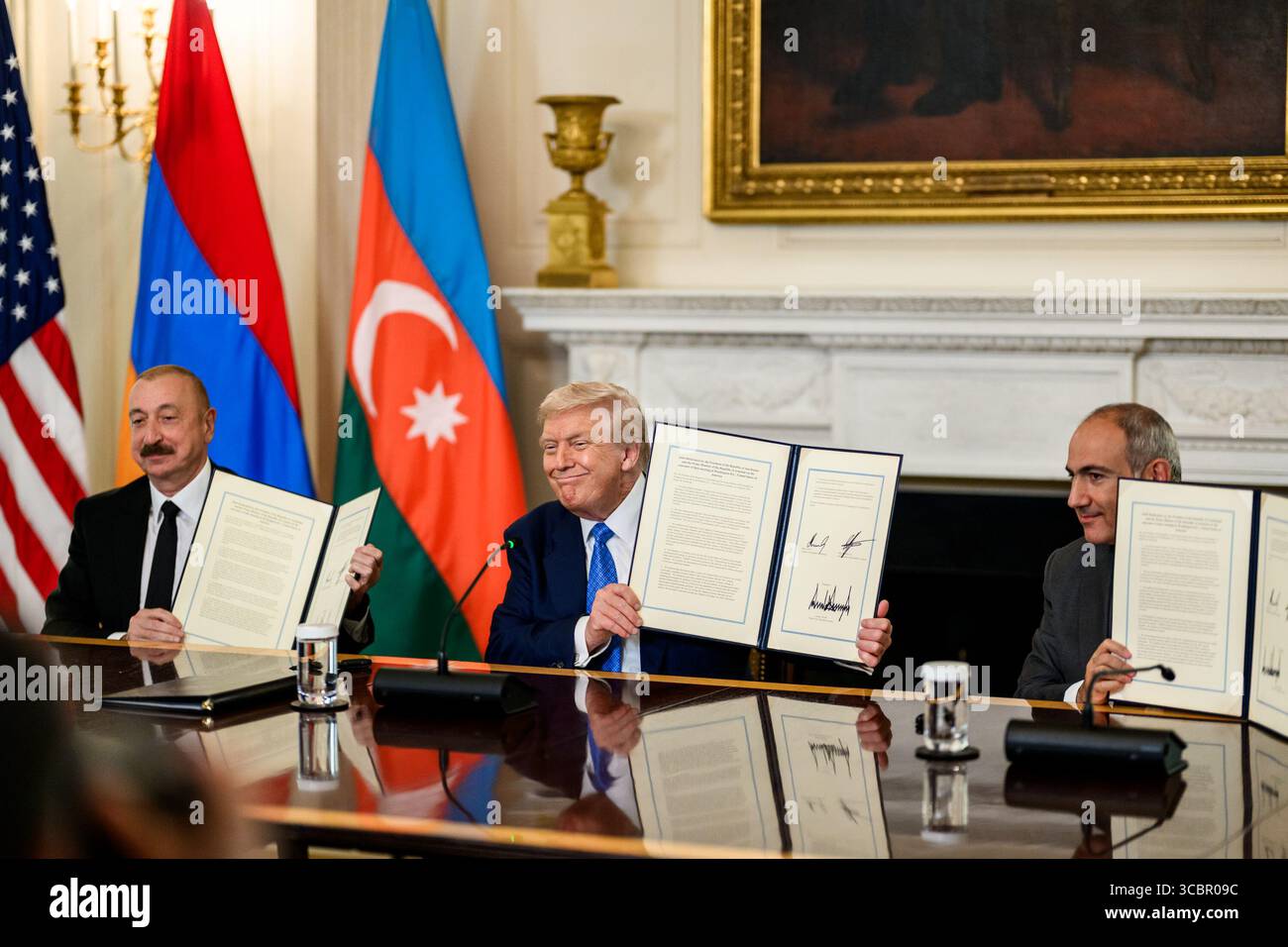 Le président Donald Trump signe une déclaration conjointe trilatérale avec le président Ilham Aliyev de l'Azerbaïdjan et le premier ministre Nikol Pashinyan de l'Arménie, vendredi 8 août 2025, dans la salle à manger de l'État. (Photo officielle de la Maison Blanche par Daniel Torok) Banque D'Images