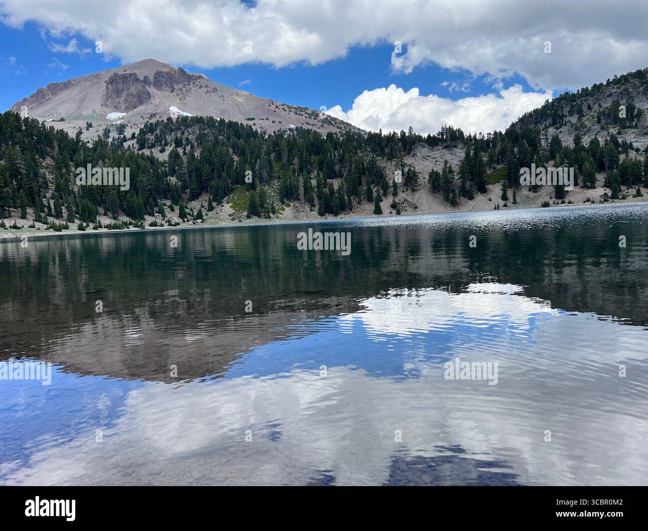 Helen Lake avec Lassen Peak Reflection en fin d'après-midi d'été, montrant les conditions immaculées du lac alpin dans le parc national volcanique de Lassen. - Image de stock capturée avec un smartphone