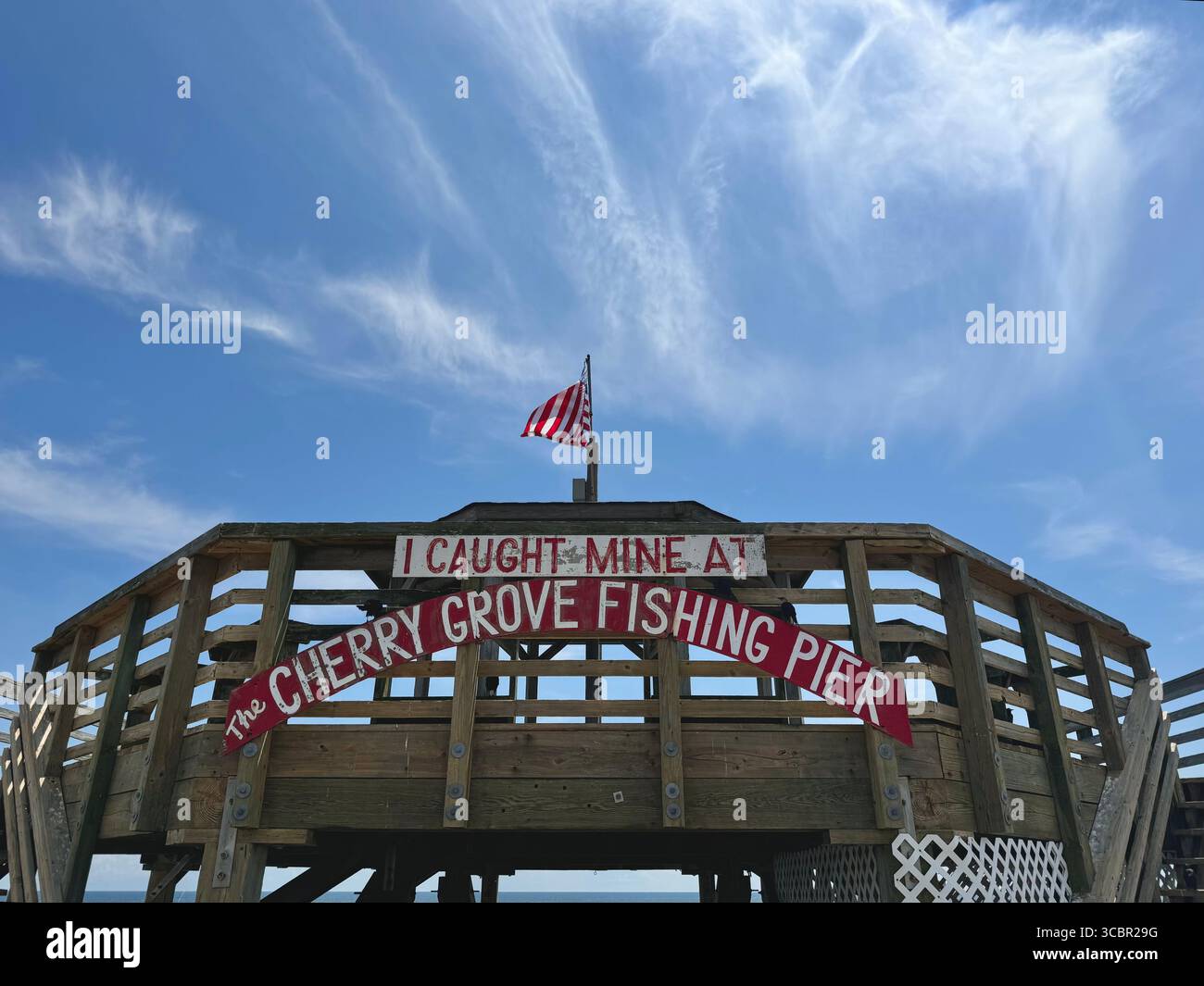 Le quai de pêche de Cherry Grove à Myrtle Beach, SC a été reconstruit après avoir été lourdement endommagé par l'ouragan Ian en 2022. - Image de stock capturée avec un smartphone