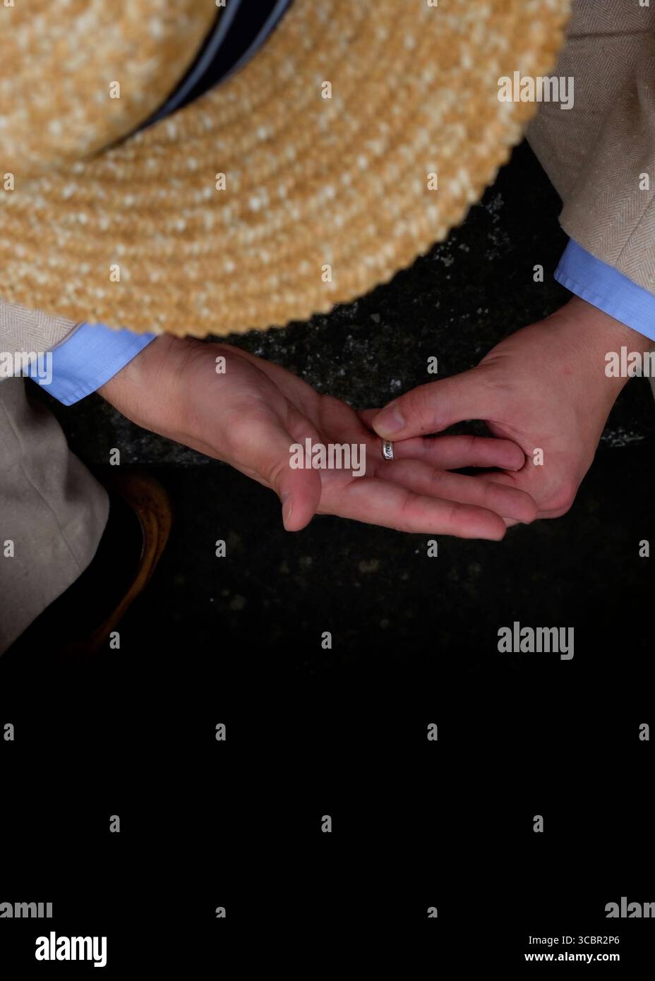 Une personne tient une bague dans ses mains. Banque D'Images