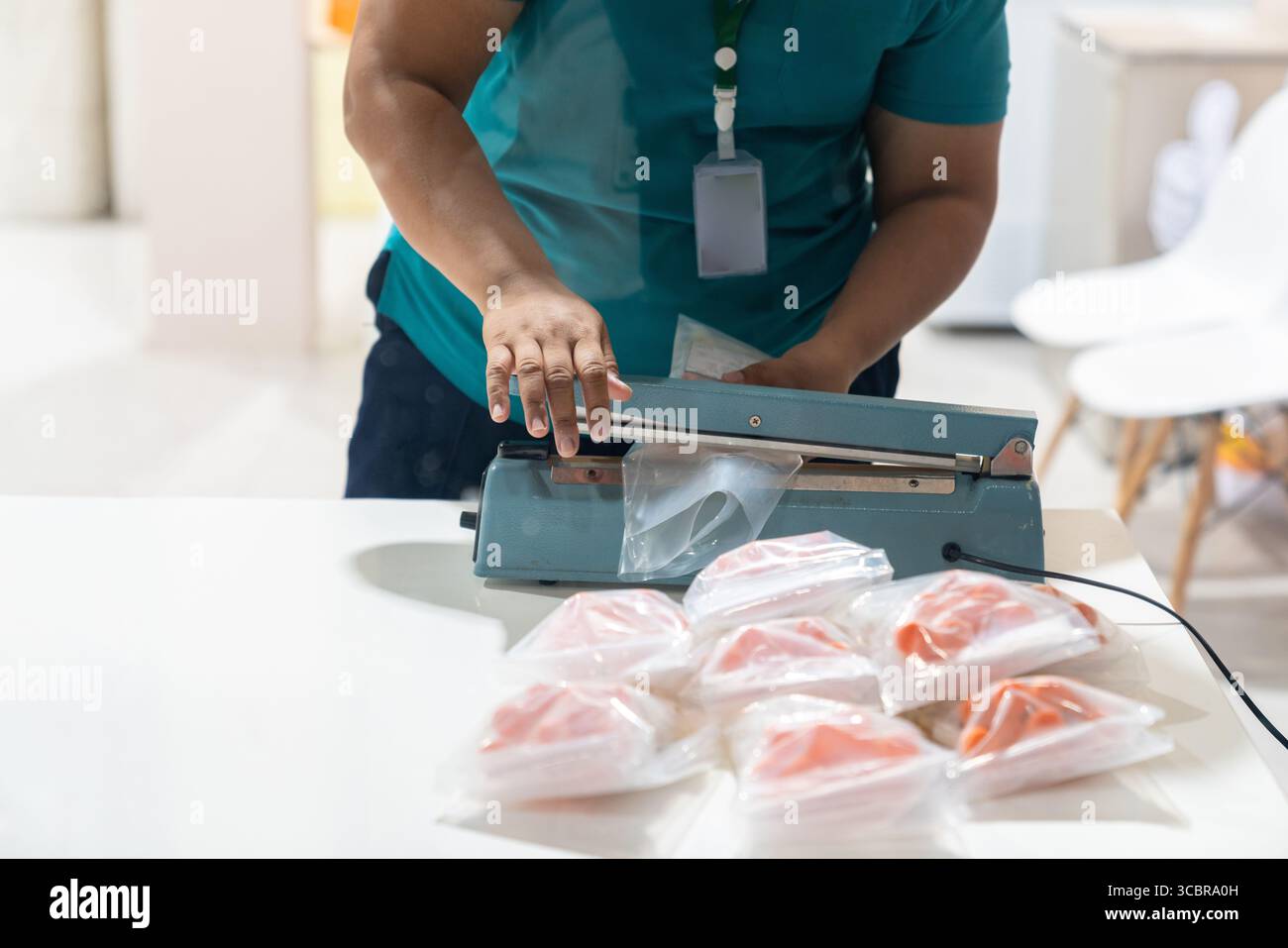 Les travailleurs scellent les sacs en plastique avec des échantillons de matières premières pour les tests. Banque D'Images
