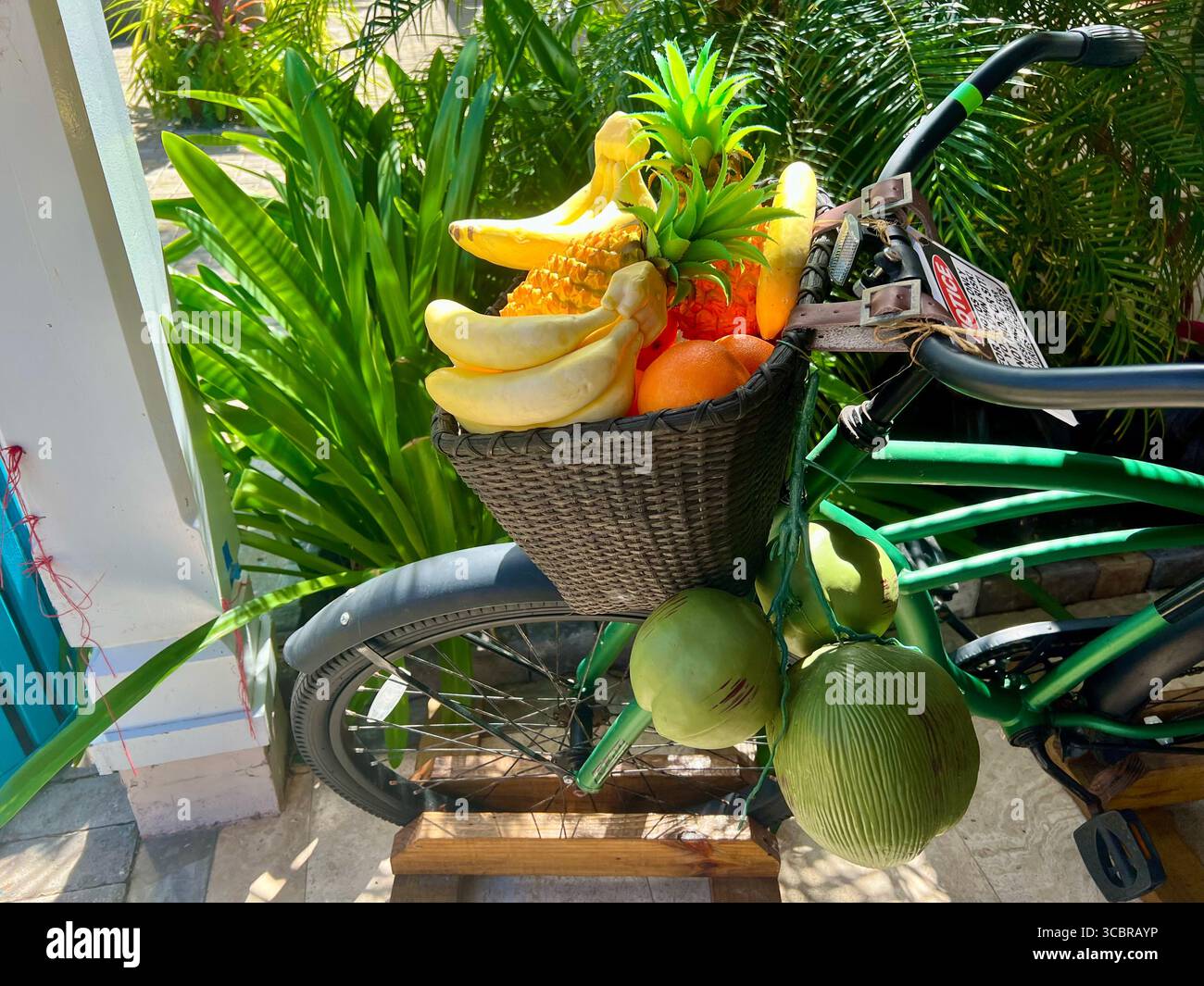 Vélo décoratif orné de faux fruits et panier - Image de stock capturée avec un smartphone