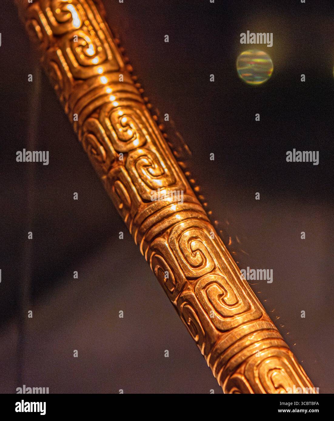 Gros plan d'un artefact en or précolombien richement conçu exposé au Musée de l'or à Bogotá, en Colombie. Banque D'Images