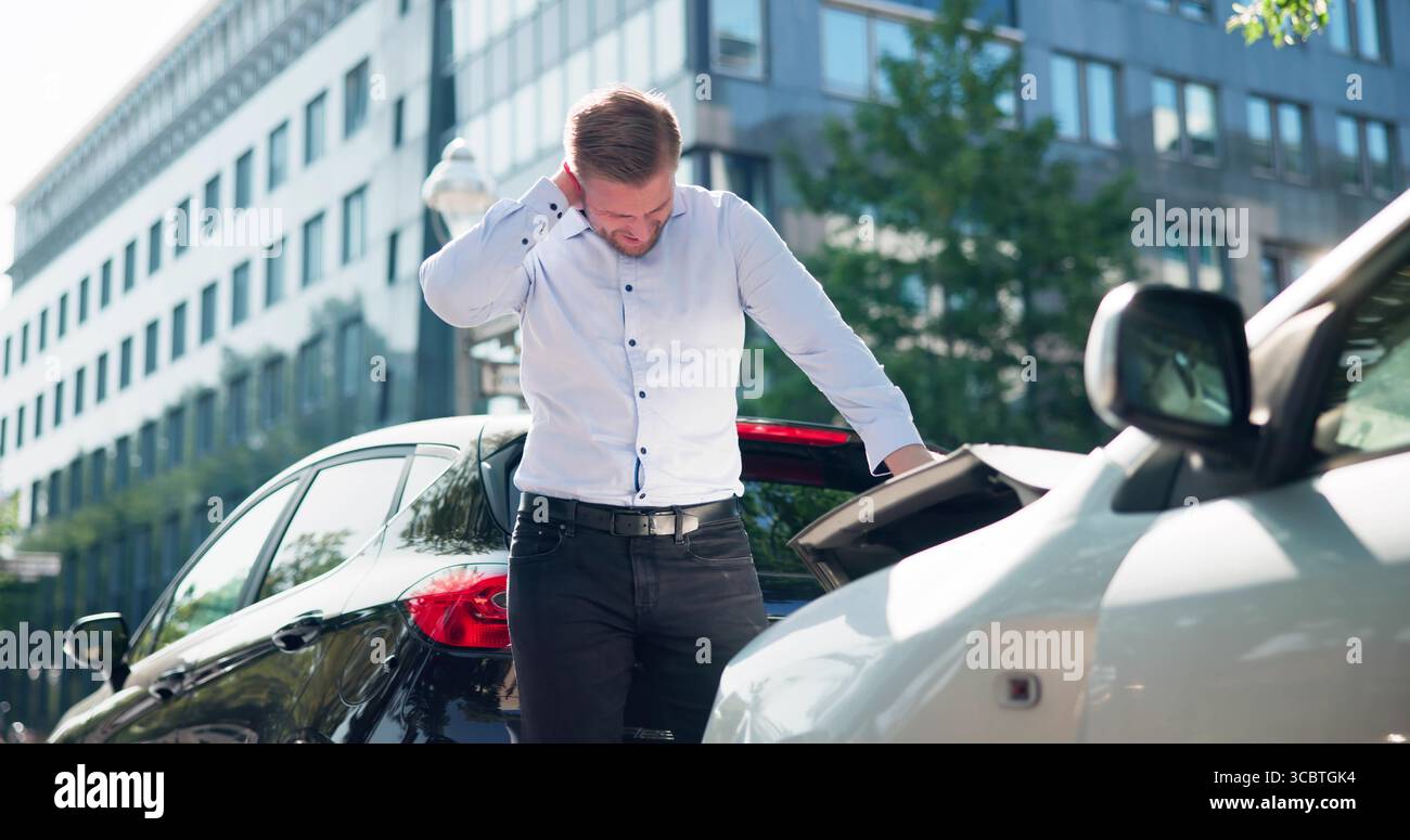 Jeune homme souffrant de douleurs au cou après un accident de voiture. Demande d'aide juridique pour une indemnisation pour blessure automobile Whiplash. Banque D'Images
