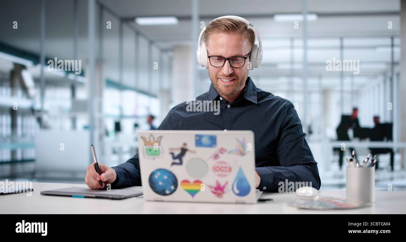 Jeune artiste talentueux créant des designs visuels époustouflants sur son ordinateur portable. Banque D'Images