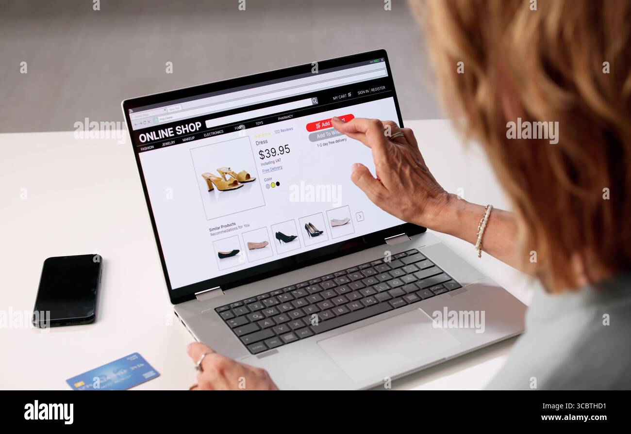 Femme senior Shopping en ligne pour des chaussures dans un magasin de commerce électronique. Banque D'Images Femme senior Shopping en ligne pour des chaussures dans un magasin de commerce électronique. Banque D'Images