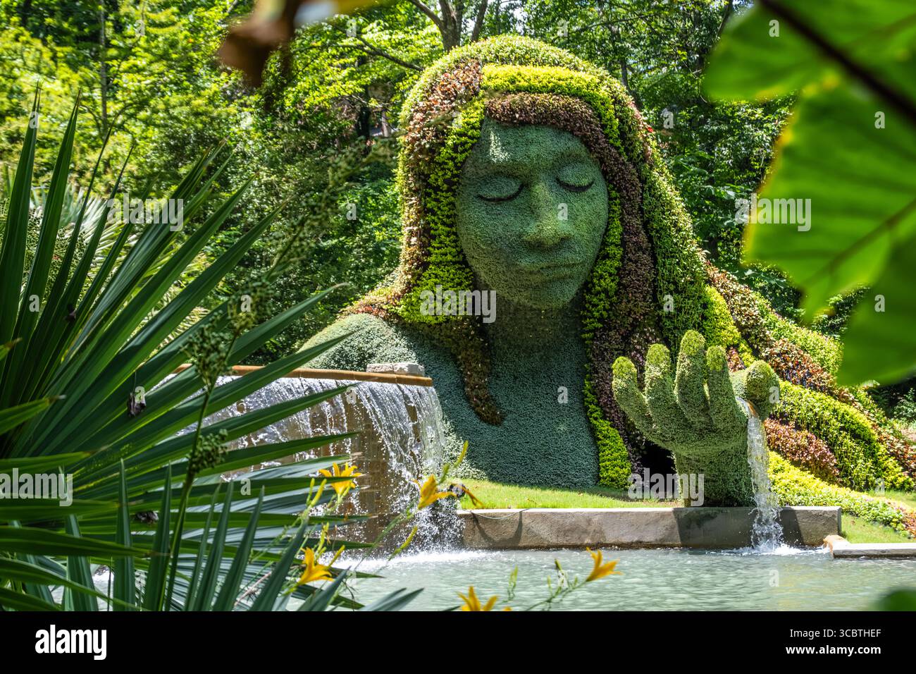 Grande mosaïculture 'Terre Goddess' dans le jardin botanique Cascades d'Atlanta à Midtown Atlanta, Géorgie. (ÉTATS-UNIS) Banque D'Images