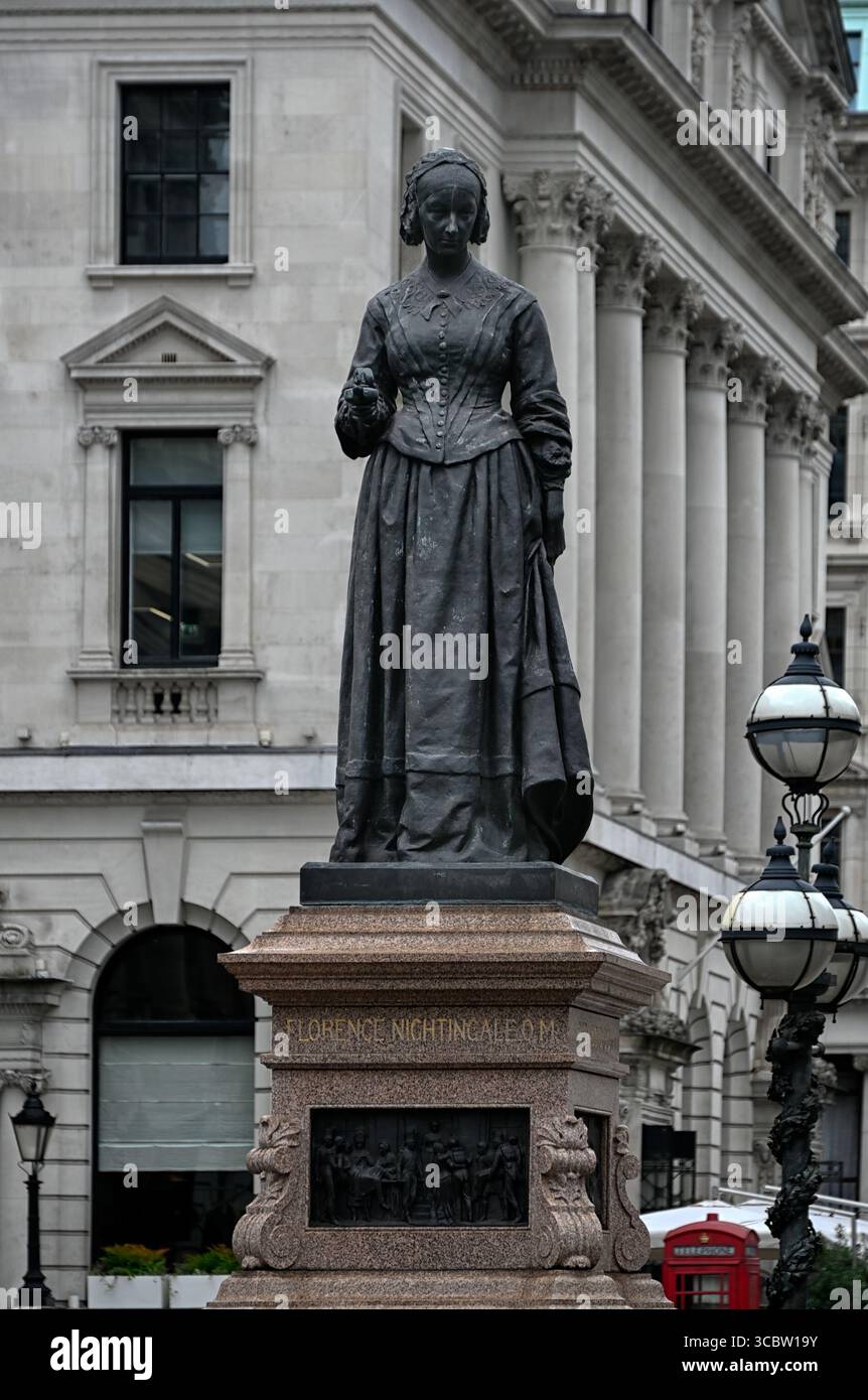 LONDRES, Royaume-Uni - 28 JUIN 2025 : Statue commémorative de Florence Nightingale à Waterloo place Banque D'Images