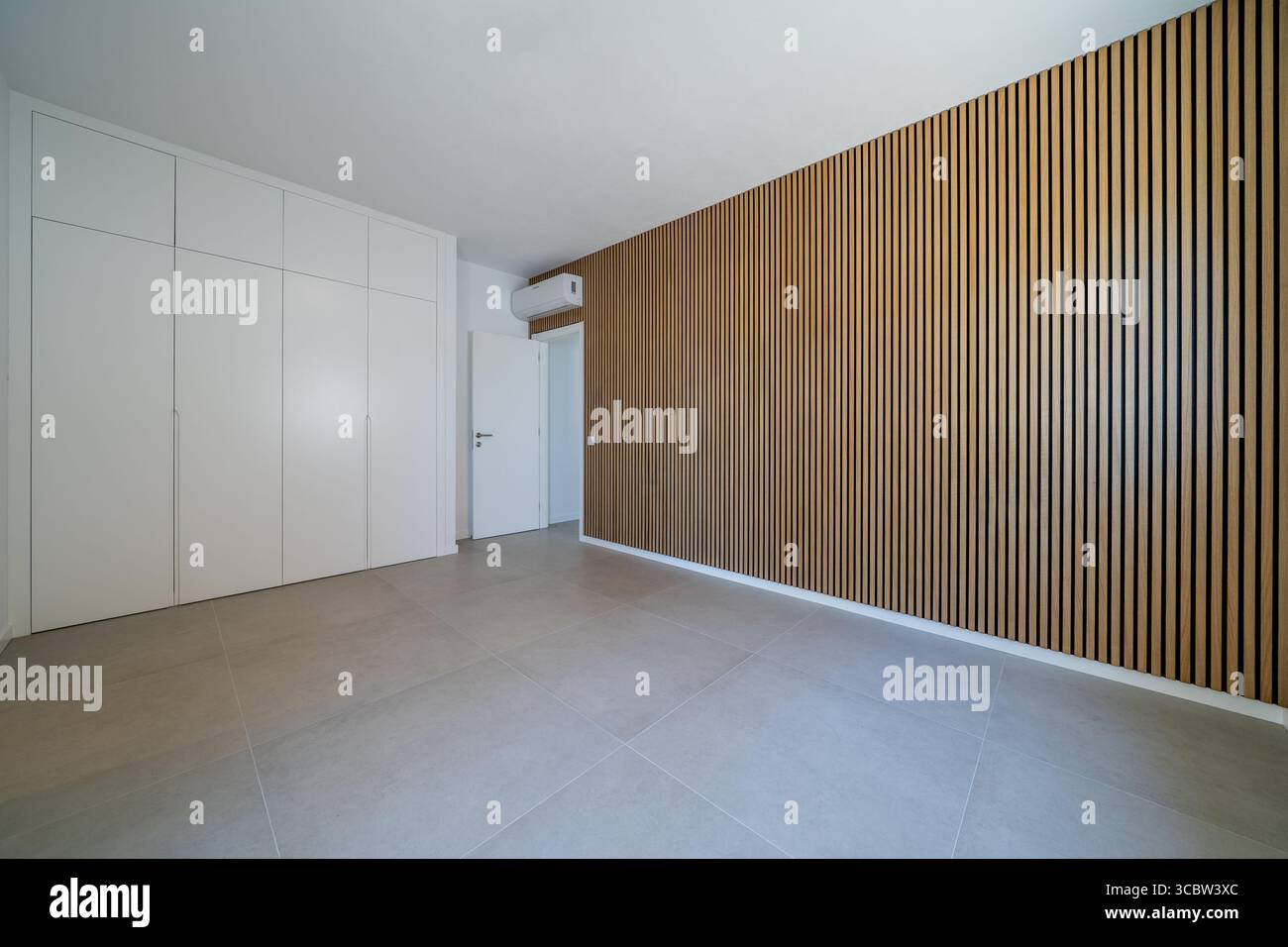 Chambre avec texture murale en bois avec motif de panneaux acoustiques en bois et placard et armoires Banque D'Images