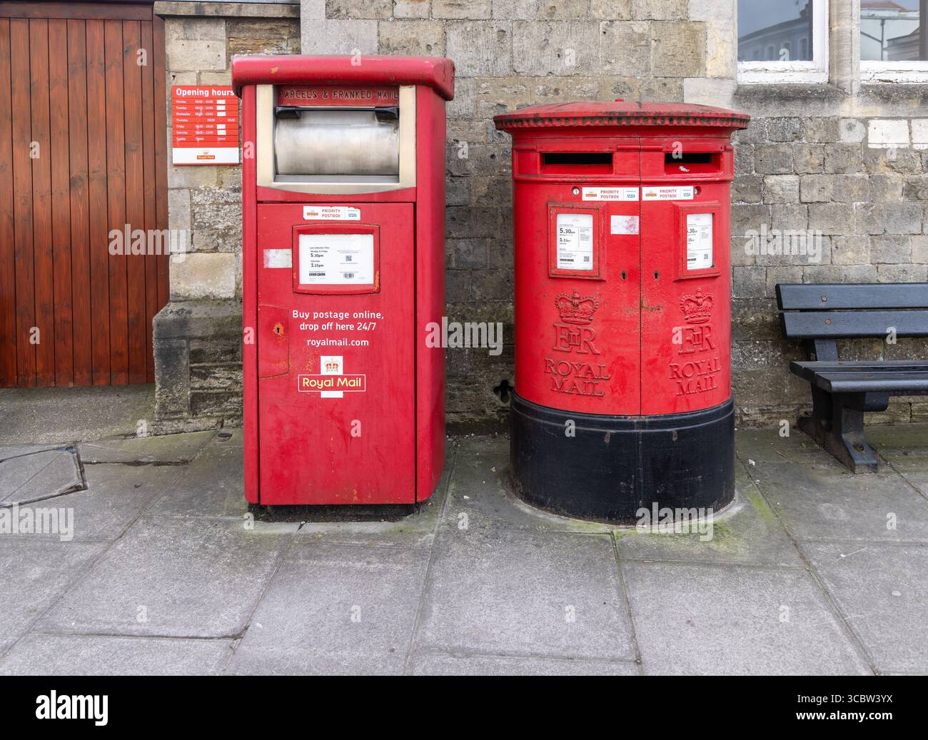 Deux boîtes postales rouges traditionnelles Royal mail devant le Warminster Royal mail Delivery Office, Warminster, Wiltshire, Angleterre, Royaume-Uni Banque D'Images