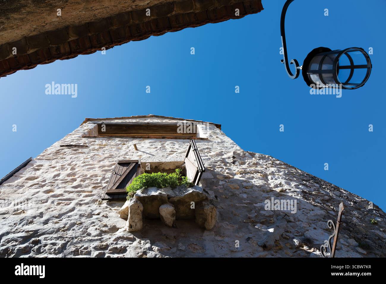 Détail de la vieille maison en pierre, vue de dessous Banque D'Images