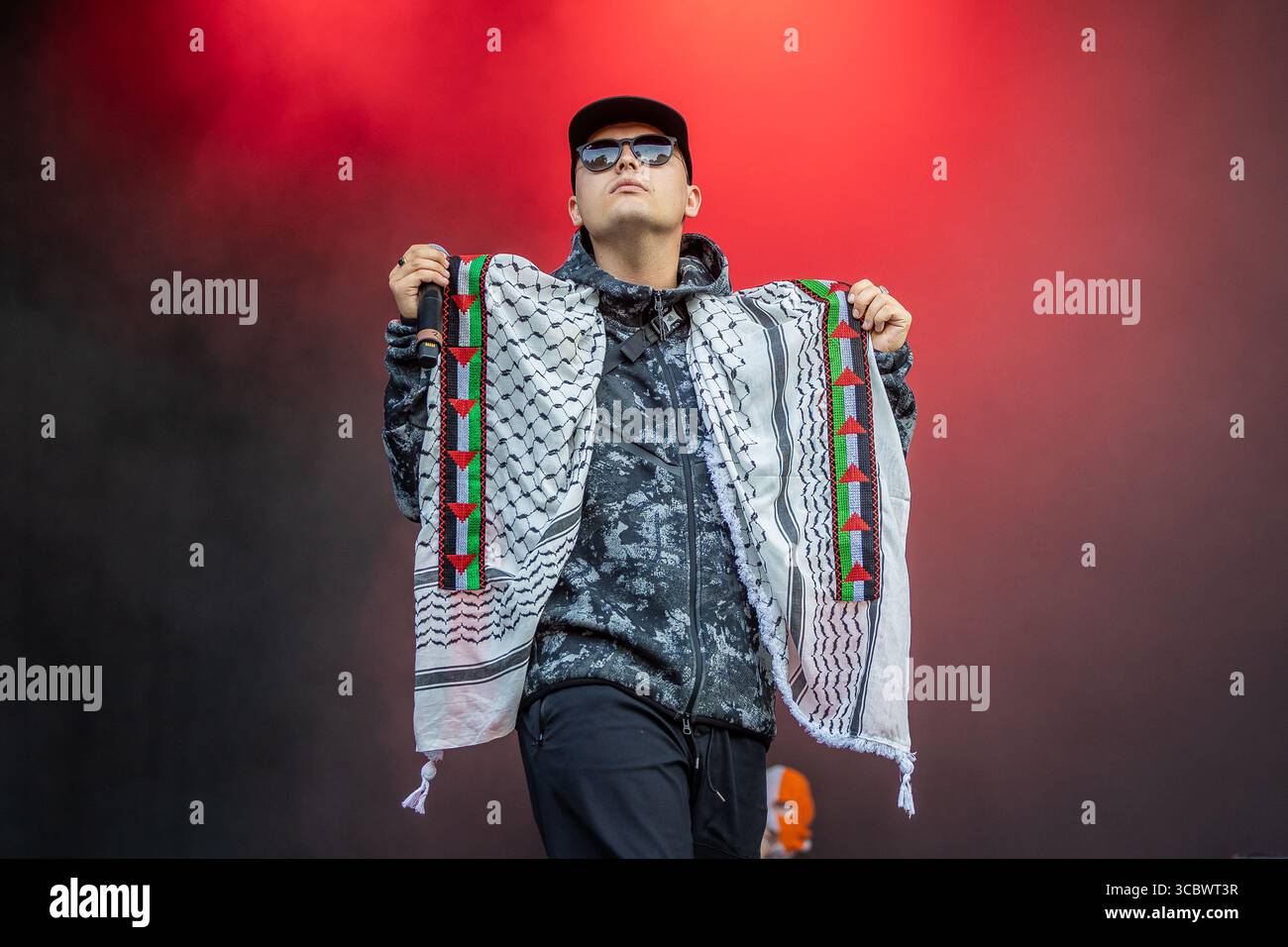 Mo Chara (Liam Óg Ó hAnnaidh) de Kneecap jouant en concert en août 2025 Banque D'Images