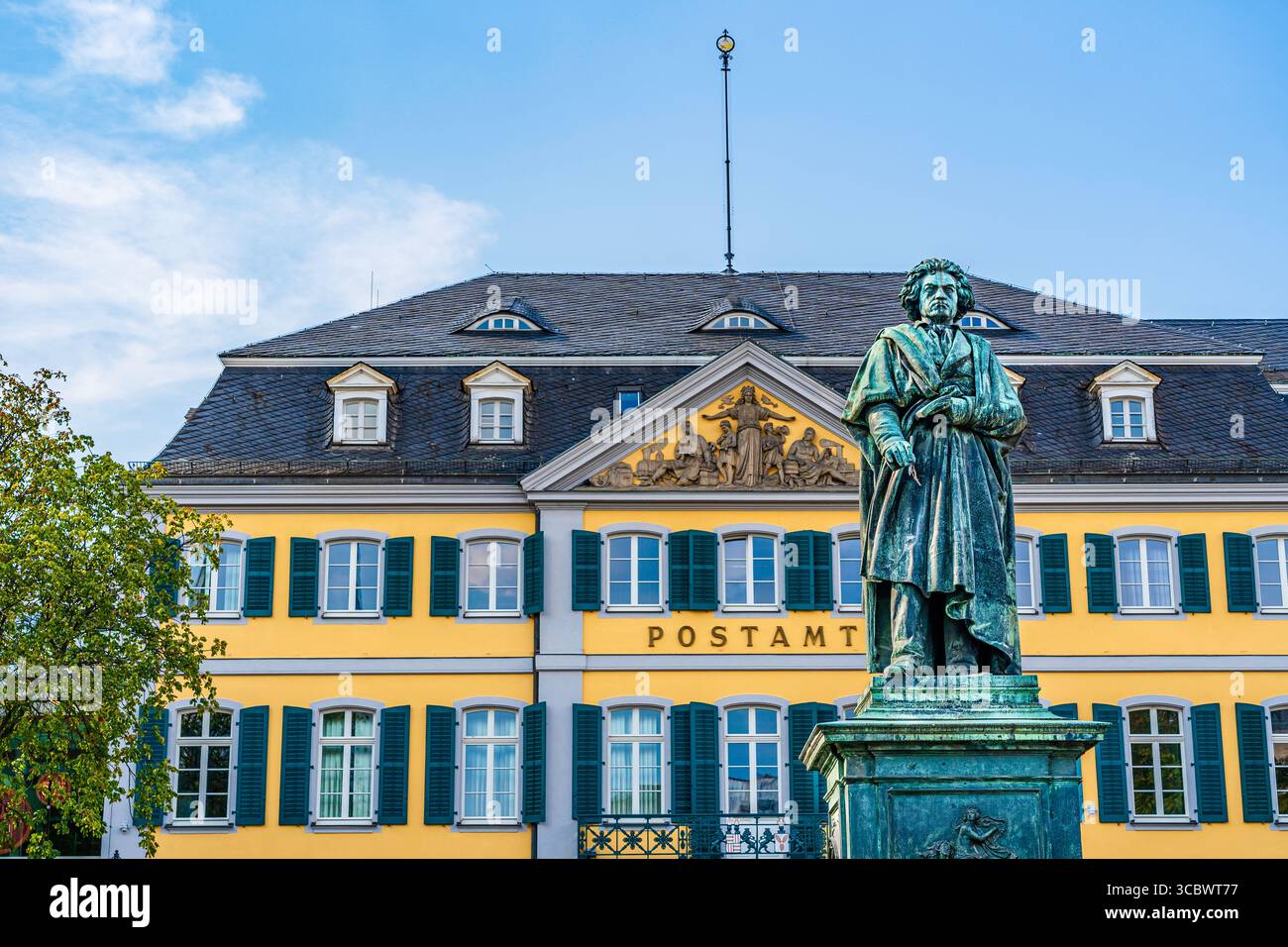 Monument Beethoven une grande statue extérieure en bronze de Ludwig van Beethoven dévoilée en 1845 sur le 75e anniversaire du compositeur situé sur Münsterpl Banque D'Images
