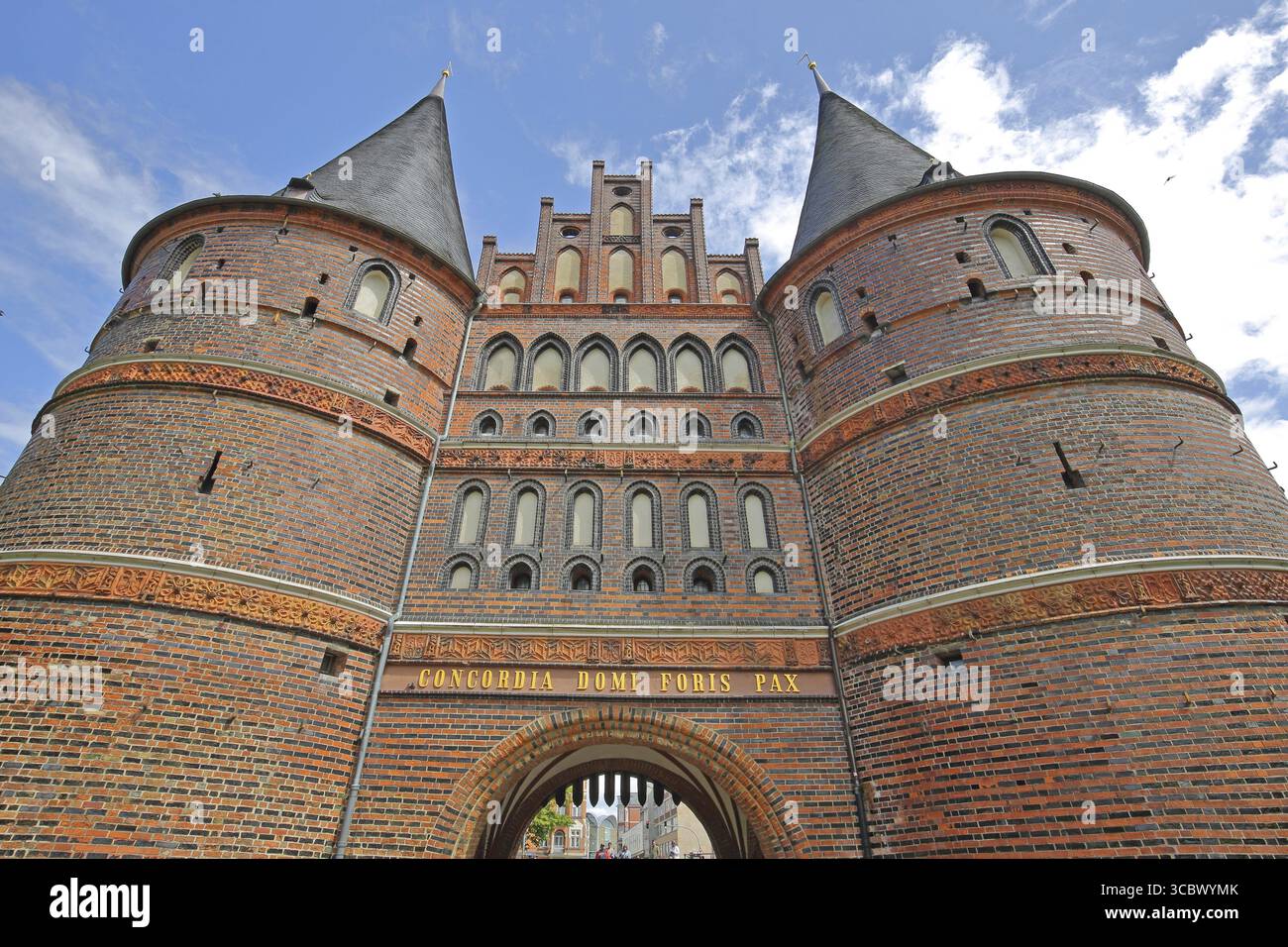 Holstentor historique avec trappe, vue vers le haut, perspective, brique gothique, bâtiment en brique, City Gate, Landmark, Luebeck, Schleswig-Holstein, Allemagne Banque D'Images