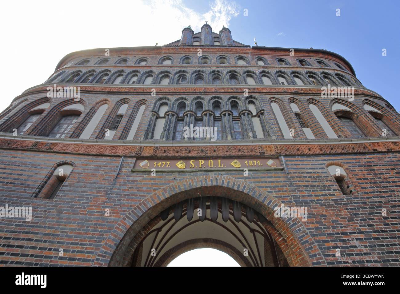 Holstentor historique avec trappe, vue vers le haut, perspective, brique gothique, bâtiment en brique, City Gate, Landmark, Luebeck, Schleswig-Holstein, Allemagne Banque D'Images