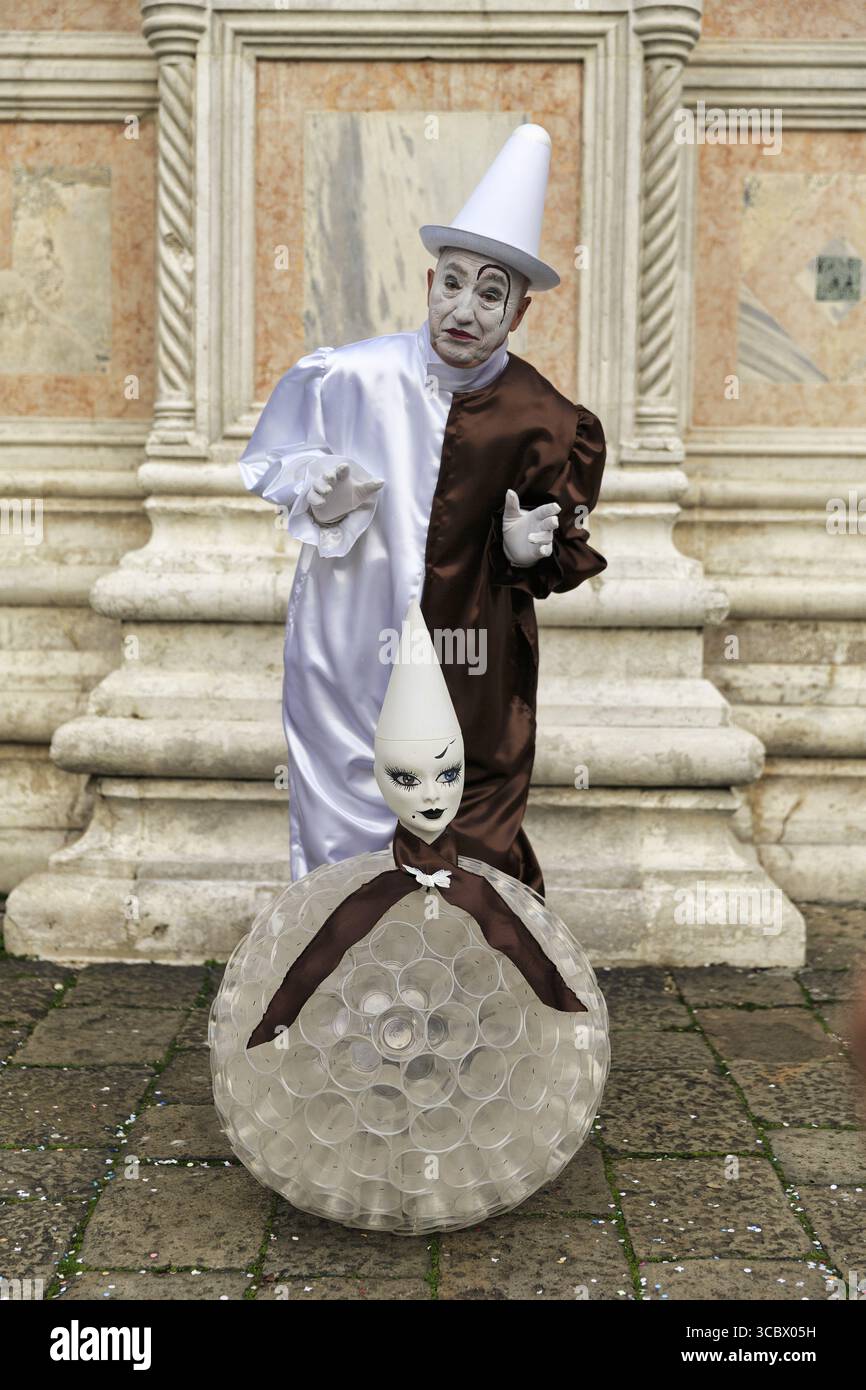 Pierrot, visage peint en blanc, chapeau conique, clown blanc, figure de la Commedia dell'Arte, expression faciale mélancolique et gestes, Carnaval en Venic Banque D'Images