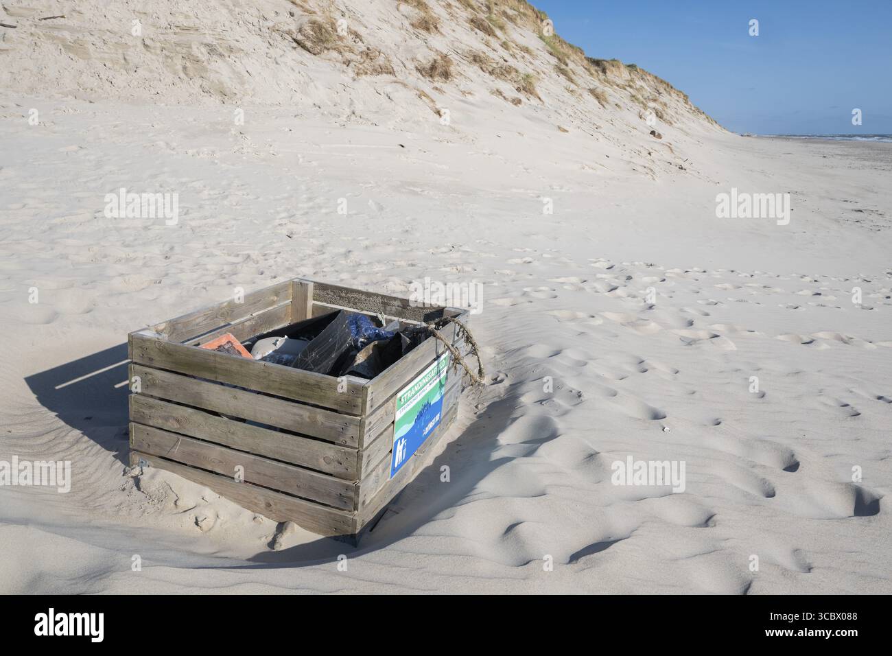 Point de collecte des déchets, caisse en bois, plage, Hvide Sande, mer du Nord, Danemark Banque D'Images
