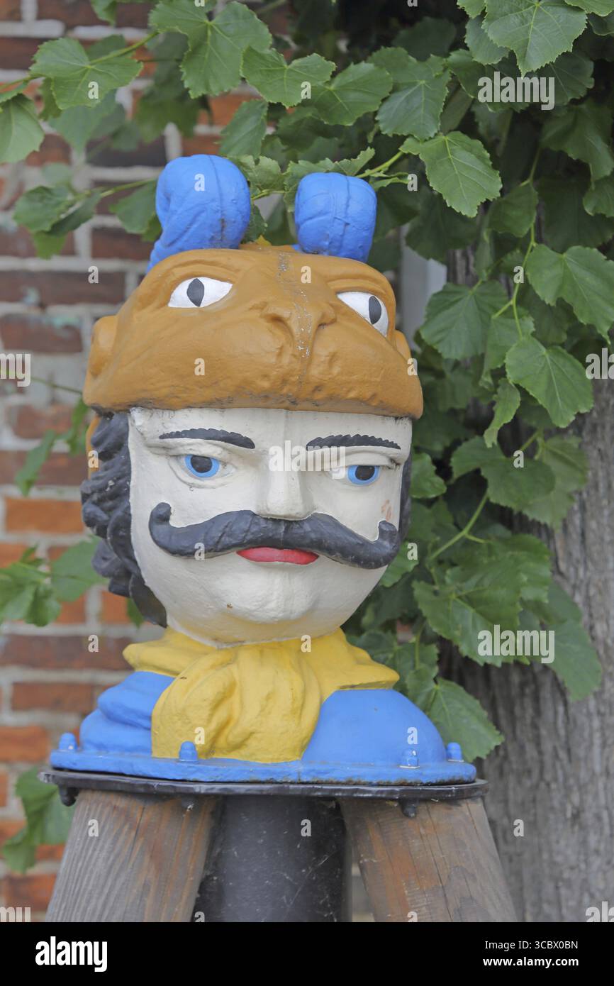 Tête suédoise colorée comme point de repère, tête historique en bois avec visage et quatre yeux, maison dans les arbres, vieux port, Wismar, Mecklembourg-Poméranie occidentale, GE Banque D'Images