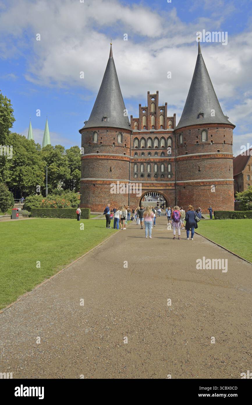 Historique Holsten Gate et piétons, touristes, brique gothique, bâtiment en brique, porte de la ville, site touristique, Holsten Gate Square, vieille ville, Luebeck, Schleswig- Banque D'Images