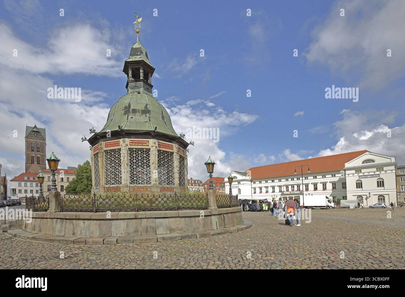 Art de l'eau Renaissance avec dôme et hôtel de ville classiciste, monument, Marienkirchturm, Marienkirche, place du marché, Wismar, Mecklembourg-Poméranie occidentale, germe Banque D'Images